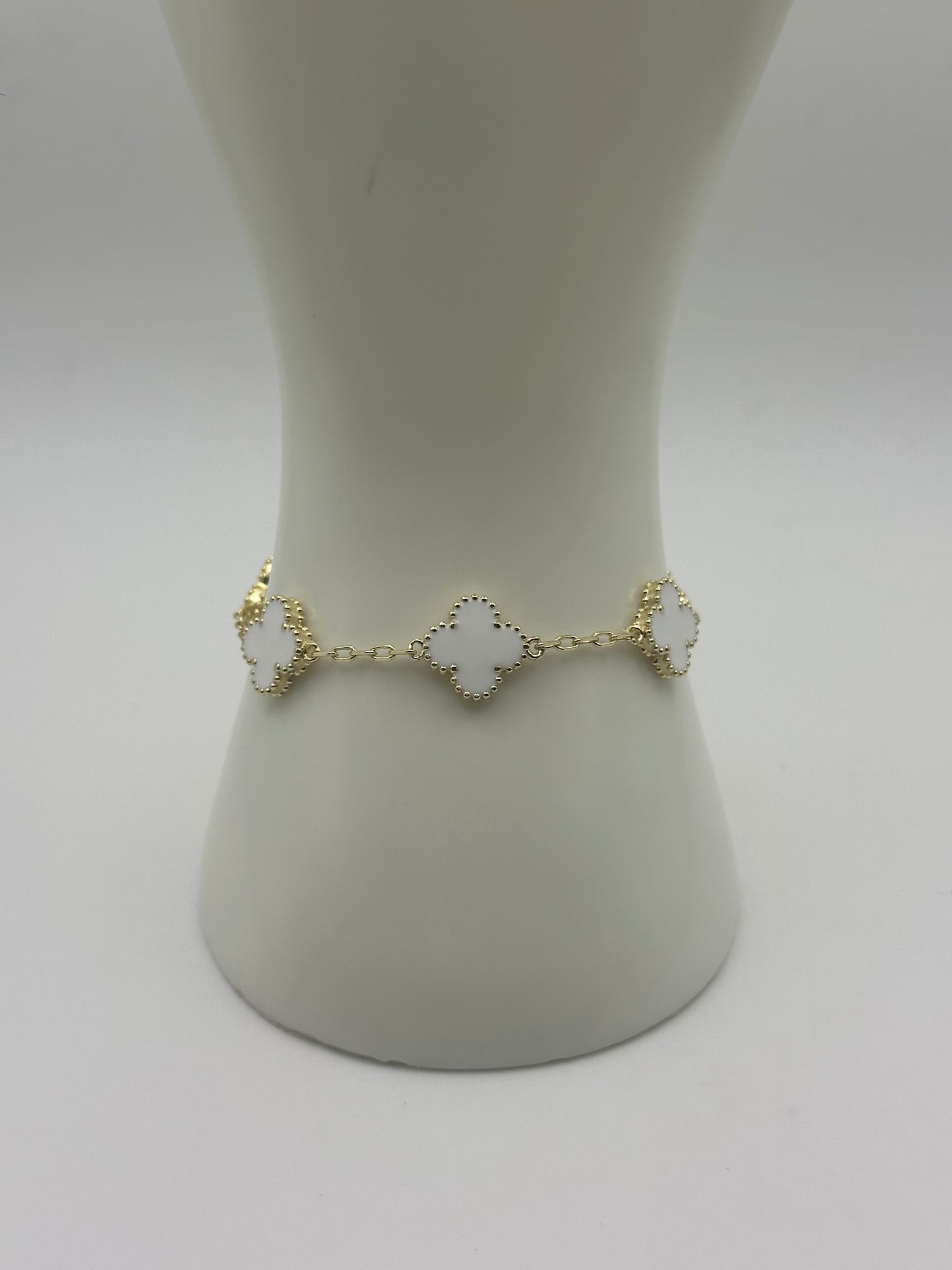 White Trébol Flower Bracelet
